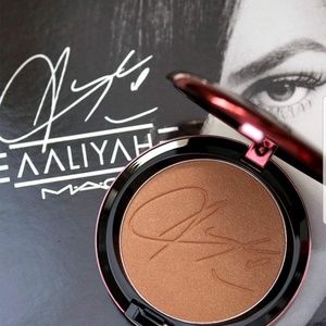 MAC Aaliyah special edition bronzer.
